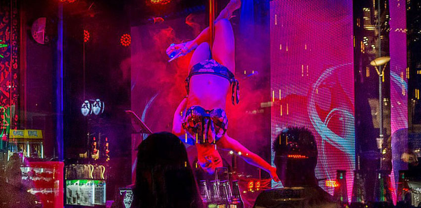 Strippers são contratadas para funerais na China